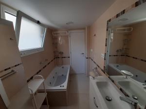 Kúpeľňa v ubytovaní Modern huge appartement, just 100 m from the beach
