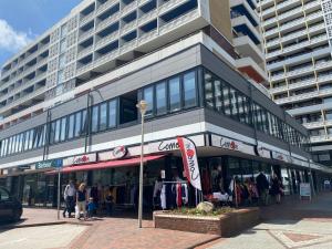 un grande edificio con persone che lo abitano fuori di Luxus-Loft-Sylt a Westerland