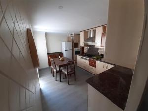 Kuchyňa alebo kuchynka v ubytovaní Modern huge appartement, just 100 m from the beach + 37 fotografií