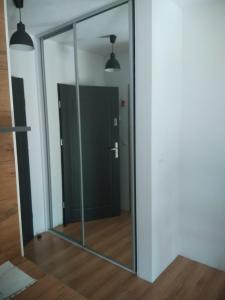 einen Spiegel in einem Zimmer mit Tür in der Unterkunft Pojezierze wałeckie kusi atrakcjami in Wałcz