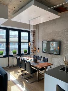 una sala da pranzo con tavolo e sedie di Luxus-Loft-Sylt a Westerland