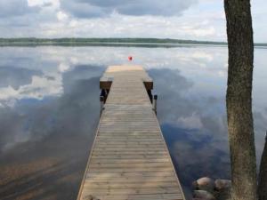 un muelle de madera en medio de un lago en Holiday Home Saukko by Interhome, en Pietolansaari