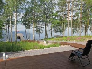 una silla sentada en una terraza junto a un lago en Holiday Home Saukko by Interhome, en Pietolansaari