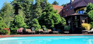 帕兰加阿特米德精品别墅的一栋房子前面有游泳池