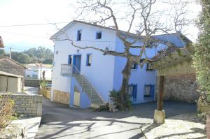 a blue and white house with a staircase at Casa Mariví in Niembro