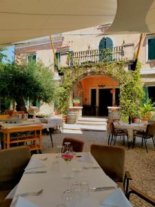 Un restaurante o sitio para comer en Villa Andor