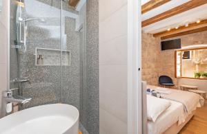 Vonios kambarys apgyvendinimo įstaigoje Live Laugh Love Dubrovnik Luxury Rooms