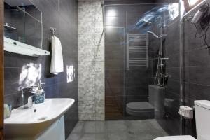 Koupelna v ubytování 4 Rooms + 30 fotografií