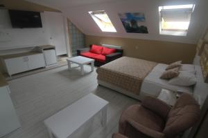 - une chambre avec un lit, un canapé et une chaise dans l'établissement GRAND VATAN HOTEL, à Istanbul