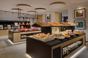 una panetteria con tanto pane e dolci in esposizione di Hermitage Hotel Prague a Praga