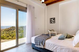 Posteľ alebo postele v izbe v ubytovaní Almond Cottage with a sea view above Plakias