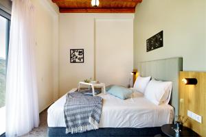 Posteľ alebo postele v izbe v ubytovaní Almond Cottage with a sea view above Plakias