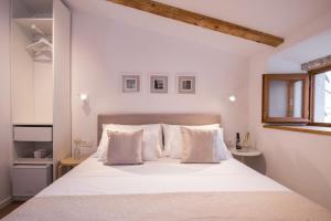 Posteľ alebo postele v izbe v ubytovaní Live Laugh Love Dubrovnik Luxury Rooms