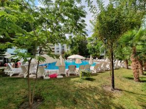 Bazén v ubytování Yassen Holiday Village nebo v jeho okolí