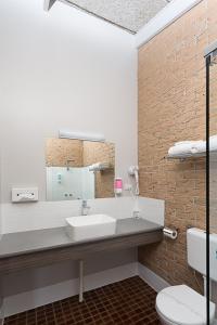 La salle de bains est pourvue d'un lavabo et d'un miroir. dans l'établissement Lookout Mountain Retreat, à Dorrigo