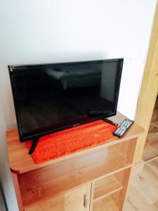 uma televisão de ecrã plano em cima de uma cómoda em Zajazd Dolina Sadosiów em Godkowo