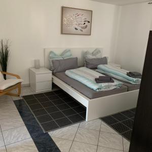 Bett in einem Zimmer mit in der Unterkunft Ferienwohnung „ Zum Josefstal „ in Sankt Ingbert
