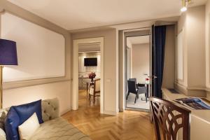 ein Wohnzimmer mit einem Sofa und einem Tisch in der Unterkunft Grand Hotel Imperiale Resort & SPA in Moltrasio