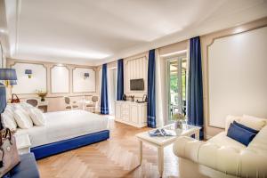 1 dormitorio con 1 cama y sala de estar en Grand Hotel Imperiale Resort & SPA, en Moltrasio