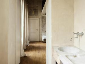 Koupelna v ubytování Palazzo Albricci Peregrini + 37 fotografií