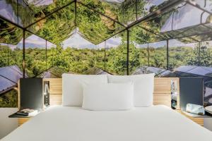 
Ein Bett oder Betten in einem Zimmer der Unterkunft Novotel Den Haag City Centre, fully renovated
