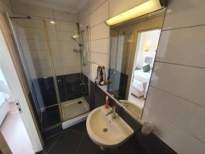 Un baño con lavabo, ducha y espejo. en TAKSİM LİFE HOUSE, en Estambul