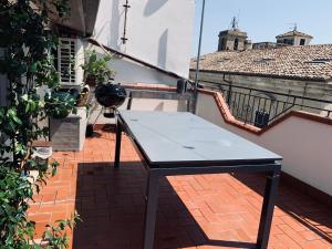 uma mesa na varanda de um edifício em COCCO HOUSE em Rocca San Giovanni