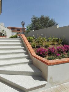 um conjunto de escadas num jardim com flores em appartamento vacanze Sardegna em Siniscola