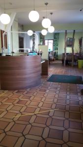 eine Lobby mit einer Rezeption und Fliesenboden in der Unterkunft Hôtel Restaurant Aux Deux Roses in Neuf-Brisach