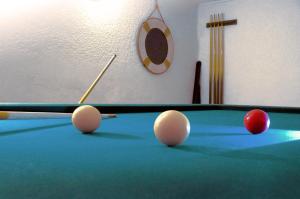 una mesa de billar con dos bolas y una entrada en VILLA DORADA, en Cunit
