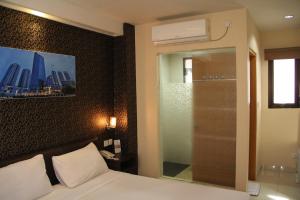 Giường trong phòng chung tại Antoni Hotel