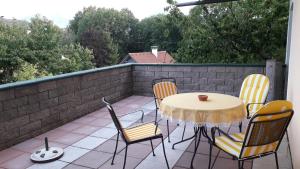 eine Terrasse mit einem Tisch und Stühlen auf dem Balkon in der Unterkunft Emi in Klagenfurt am Wörthersee