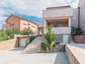Willa ze schodami przed domem w obiekcie Apartment F-3 Klimno w mieście Klimno