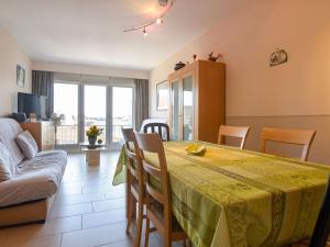 een woonkamer met een tafel en een bank bij Simplistic Apartment in Blankenberghe near Belgium Pier in Blankenberge