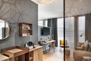 Televiisor ja/või meelelahutuskeskus majutusasutuses HYPERION Hotel Leipzig