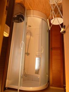 un bagno con cabina doccia e specchio di La Maison Blanche a Courlans