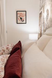 1 dormitorio con 2 camas y una foto en la pared en The French Boudoir, en Épernay