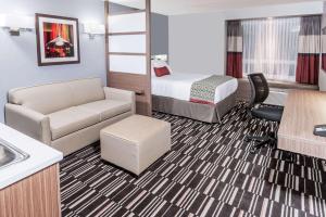 Posezení v ubytování Microtel Inn & Suites by Wyndham Fort Saint John