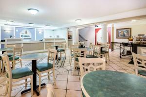 A restaurant or other place to eat at La Quinta Inn by Wyndham Farmington