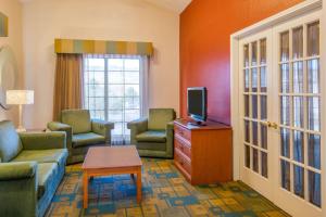 Una sala de estar con un sofá y sillas y un televisor. en La Quinta Inn by Wyndham Colorado Springs Garden of the Gods, en Colorado Springs