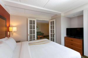Кровать или кровати в номере La Quinta by Wyndham Jacksonville Butler Blvd