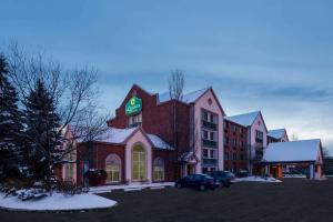 a building with a car parked in a parking lot at La Quinta by Wyndham Cleveland Macedonia in Macedonia