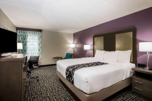 Tempat tidur dalam kamar di La Quinta Inn by Wyndham Davenport & Conference Center
