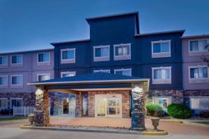 een groot blauw gebouw met een veranda bij La Quinta by Wyndham Henderson-Northeast Denver in Henderson