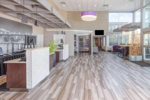 an office with a lobby with wooden floors and windows at La Quinta by Wyndham Clifton/Rutherford in Clifton