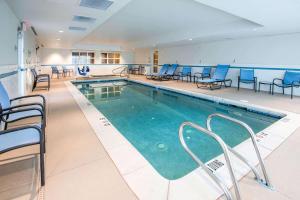 - une grande piscine entourée de chaises et de chaises dans l'établissement La Quinta by Wyndham Durango, à Durango