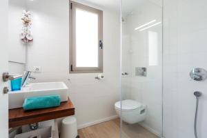 biała łazienka z umywalką i toaletą w obiekcie Sunny Townhouse With Terrace in Son Serra w mieście Son Serra de Marina +28 zdjęć