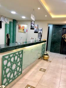 un bar dans un restaurant avec un comptoir vert dans l'établissement Jewel Dokki Hotel, au Caire