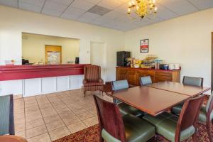 - une salle d'attente avec une table et des chaises dans l'établissement Econo Lodge Middlesboro, à Middlesboro