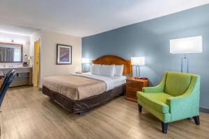 Säng eller sängar i ett rum på Econo Lodge Middlesboro